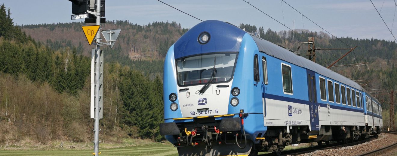 Řídicí vůz Bfhpvee295 v čele osobního vlaku z Pardubic do České Třebové u Bezpráví. Foto: České dráhy