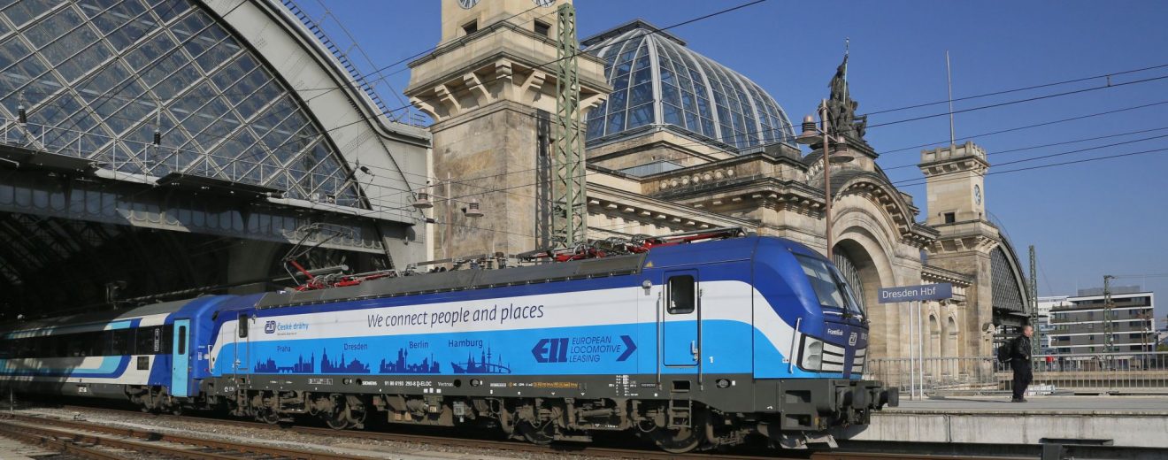 Lokomotiva Siemens Vectron v barvách Českých drah v Drážďanech. Foto: České dráhy
