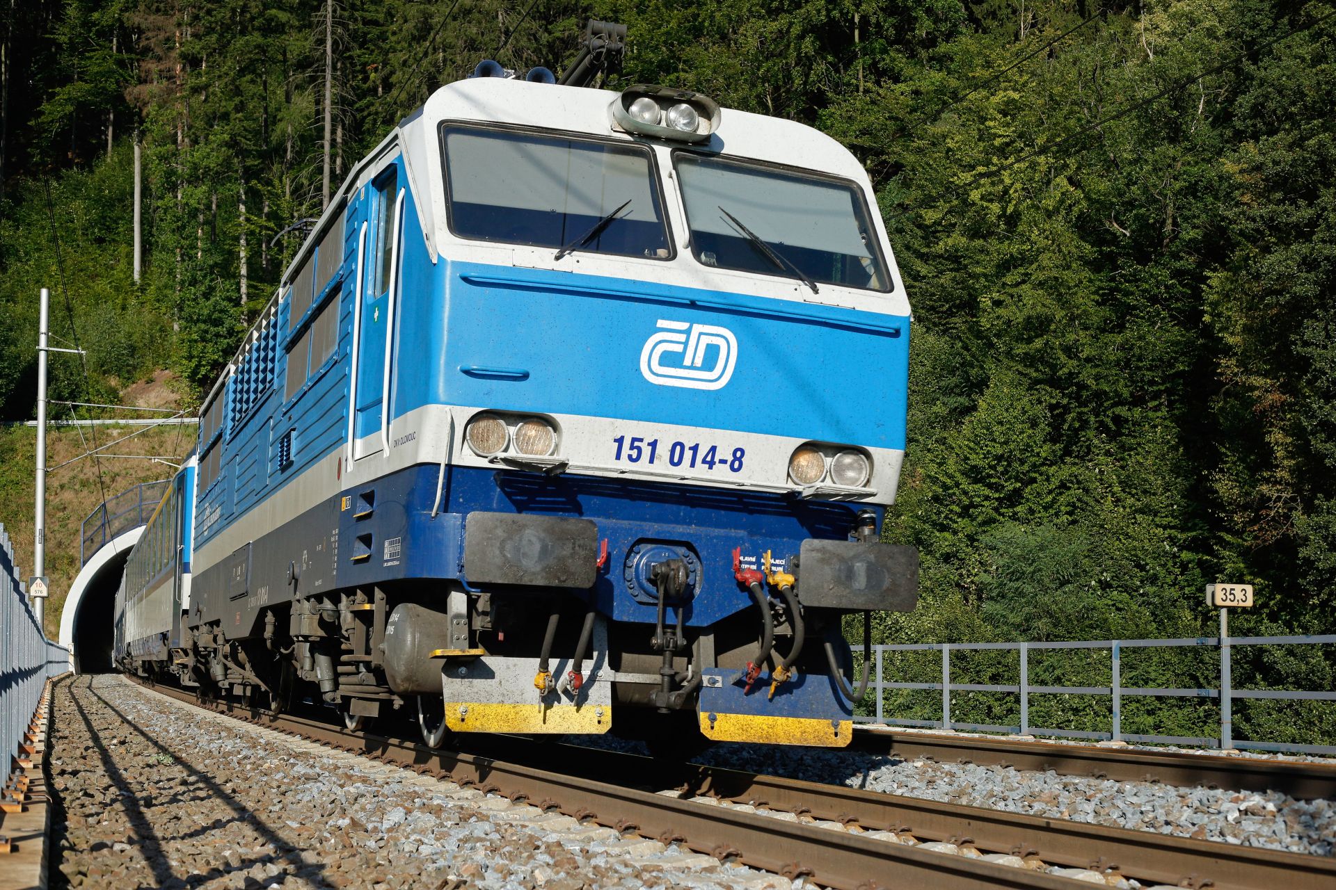 Lokomotiva 151 u Hoštejna. Dosud na trati 270, od prosince na trati 019, případně 001. Foto: České dráhy