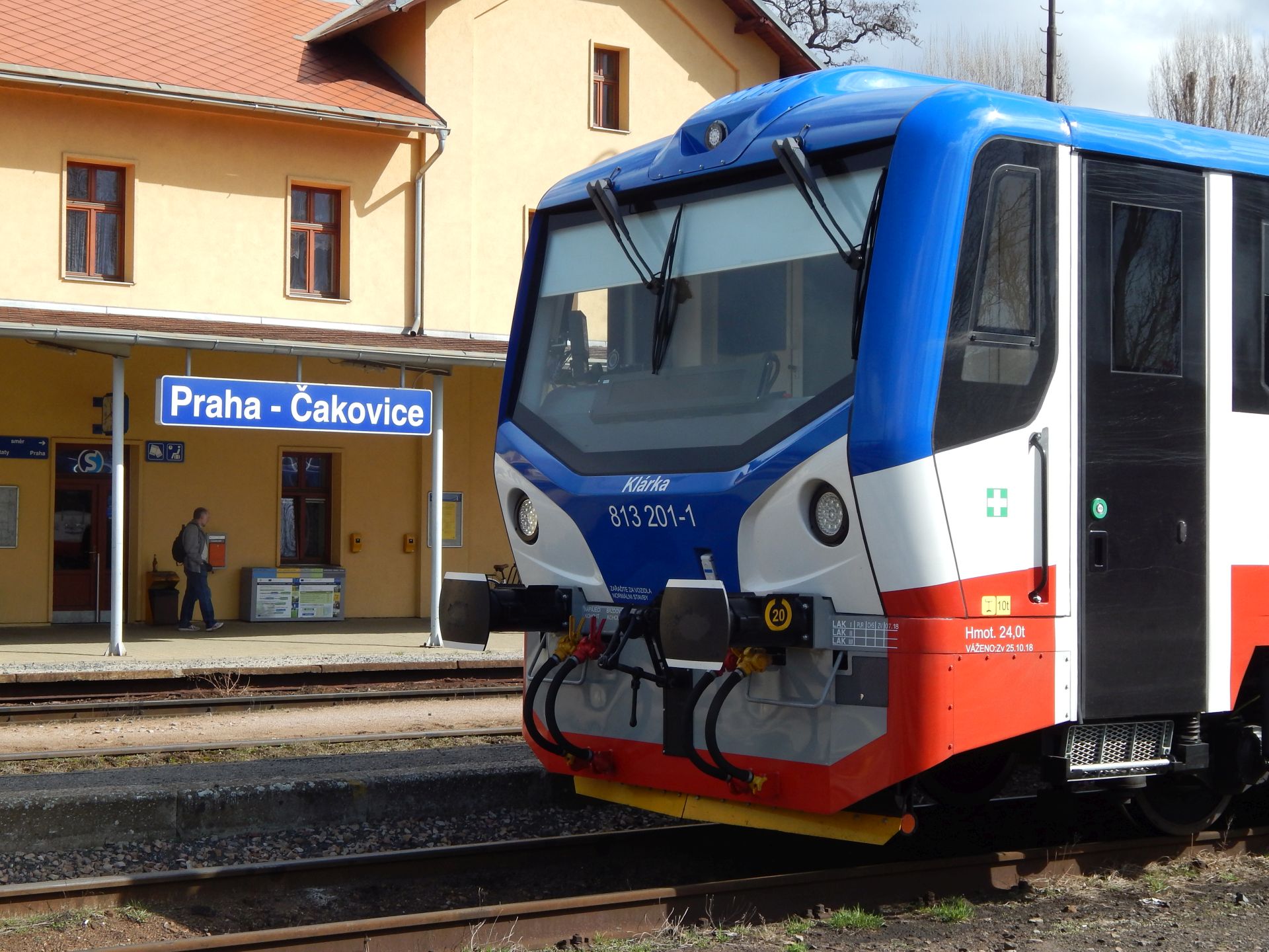 Motorák řady 813, zvaný mravenec, ve stanici Praha-Čakovice. Autor: Zdopravy.cz/Jan Šindelář