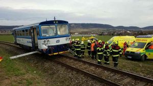 Motorový vůz 810 po srážce na trati Čáslav - Třemošná. Foto: HZS Pardubického kraje