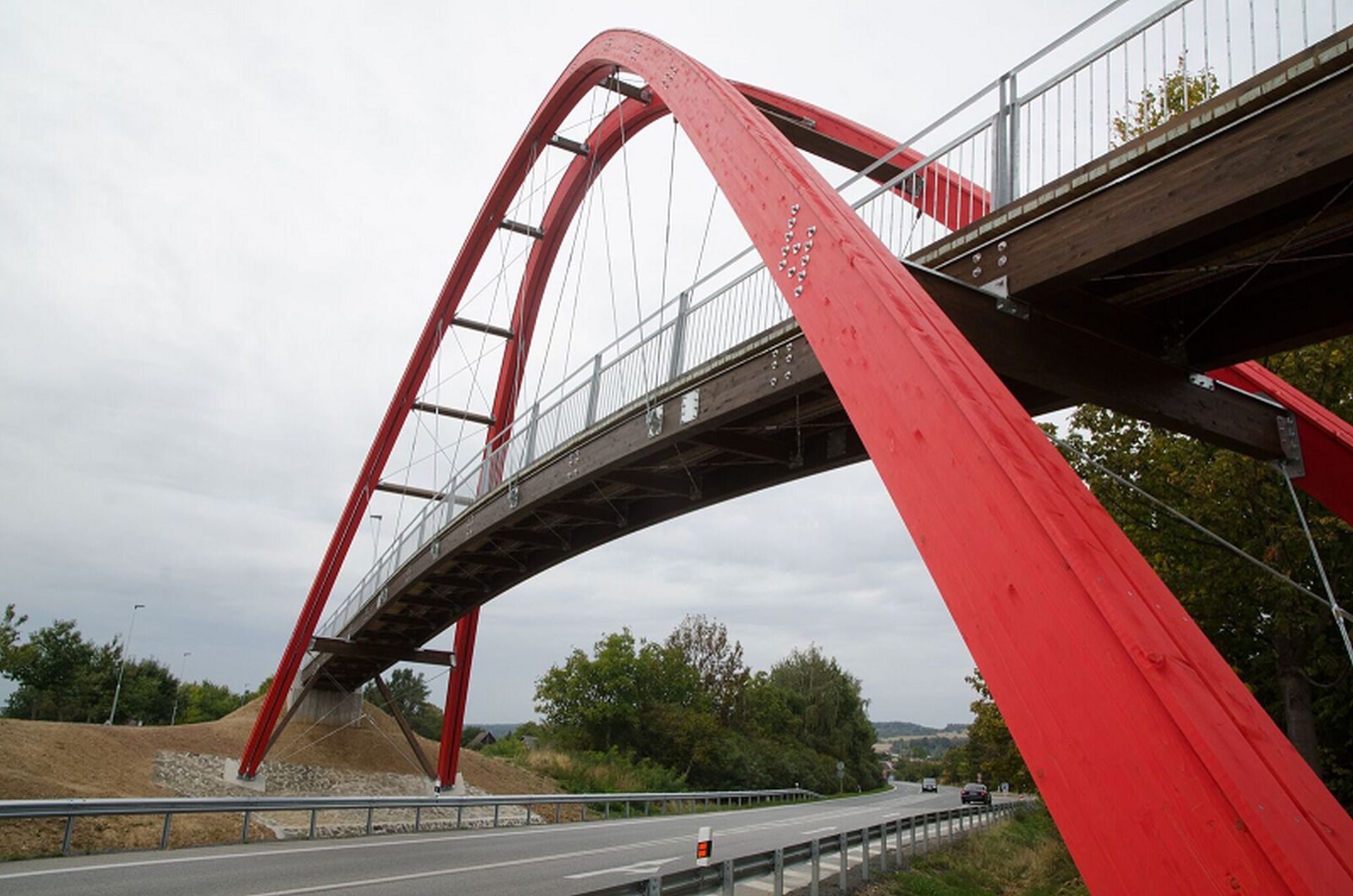 Zatímco jeden most půjde v Hořicích k zemi, od loňska slouží přes silnici I/35 nový pro pěší a cyklisty. Foto: Eurovia