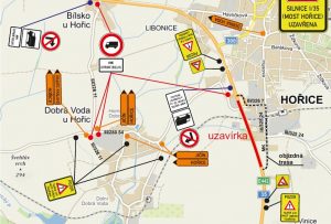 Mapa objízdných tras a dopravního značení při uzavírce mostu na silnici I/35 v Hořicích