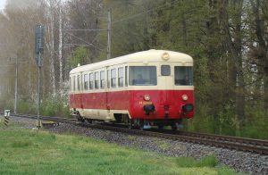 Motorový vůz M 240.028 zvaný kachna při přesunu z Krnova do Jemnice.
Pramen: Railway Capital