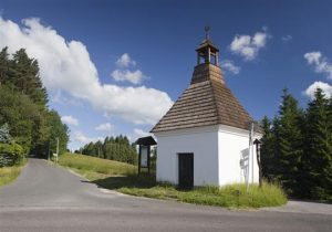 Silnice II/288 vede i kolem Sejkorské kaple. Foto: Semily.cz