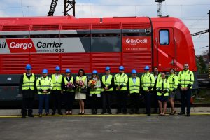 Zástupci CZ LOKO, Rail Cargo Carrier a Unicredit Leasing během slavnostního předání lokomotivy EffiLiner 1600. Foto: CZ LOKO