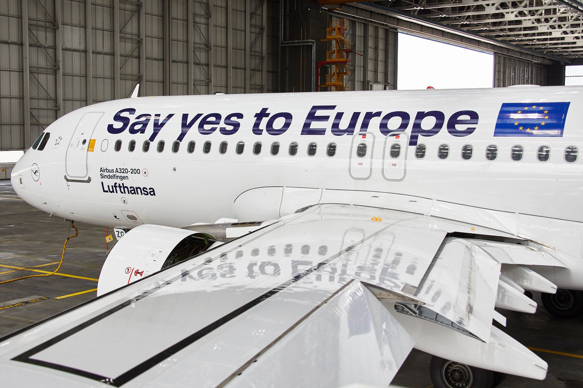 Airbus A320 v polepu propagujícím evropské volby. Foto: Lufthansa