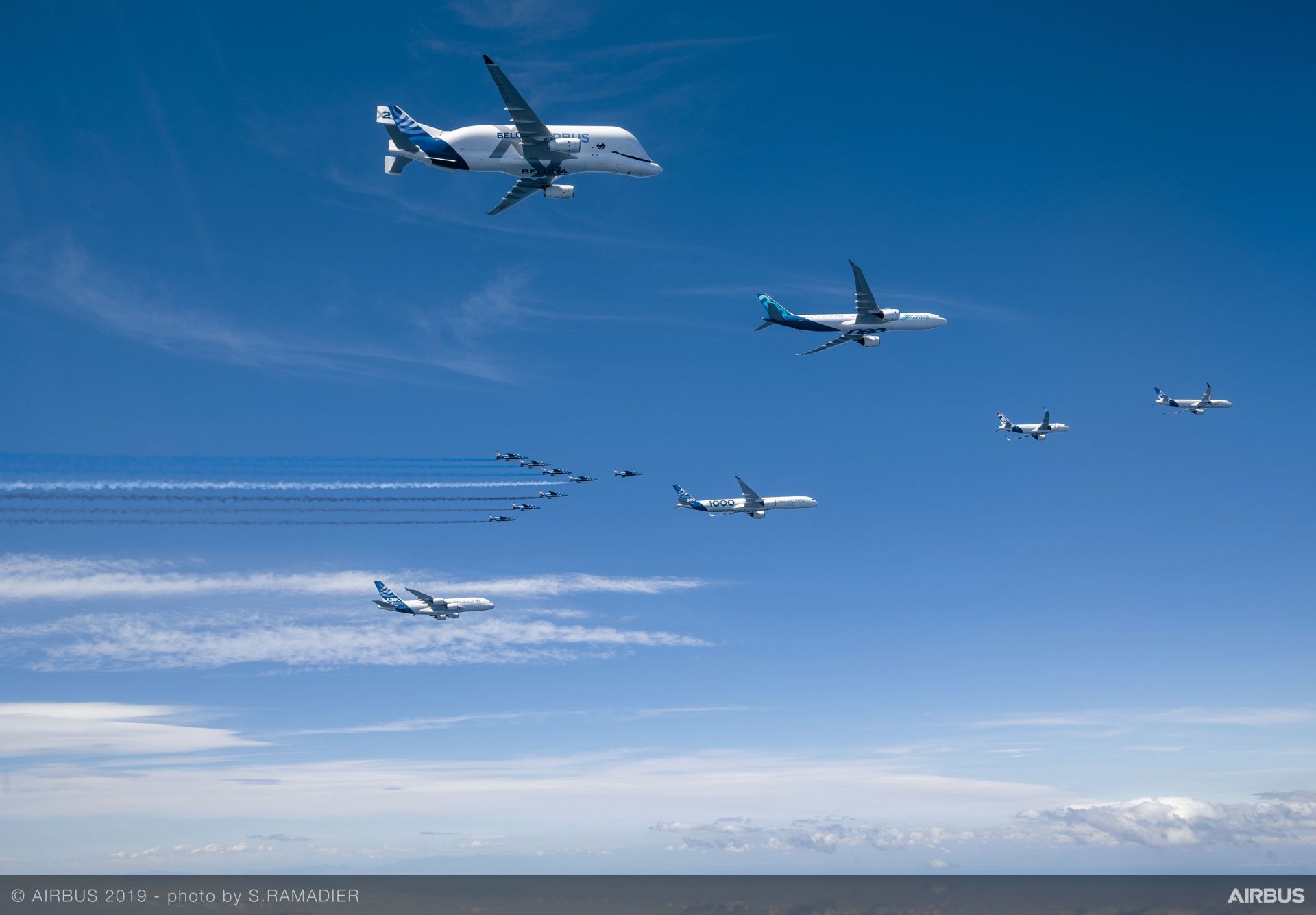 Speciální formace šestice letadel Airbus doprovázená Patrouille de France. Foto: Airbus