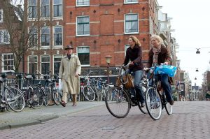 Amsterdam je známý jako město kol, bojuje ale i s emisemi z automobilové dopravy. Foto: Jan Sůra