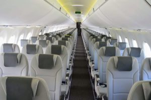 Šířka kabiny je 3,28 metru a výrobce do ní instaloval jen pět sedaček do jedné řady, zatímco v Boeingu 737-800 je v kabině široké 3,54 metru 6 míst na jednu řadu. Foto: Jan Sůra