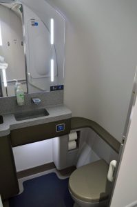 Jedna z výhod interiéru A220: prostorná toaleta. Například cestující s výškou nad 190 cm se zde na rozdíl od jiných letadel nemusí ohýbat. Foto: Jan Sůra