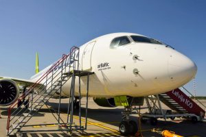 A220-300 mají nahradit postupně ve flotile airBaltic nejen Boeingy 737, ale také turbovrtulové Q400. Foto: Jan Sůra