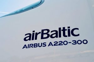 airBaltic letadla původně odebíral jako Bombardier CS300. Kanadský výrobce ale musel nakonec kvůli ekonomickým problémům letadlo přenechat Airbusu. Foto: Jan Sůra
