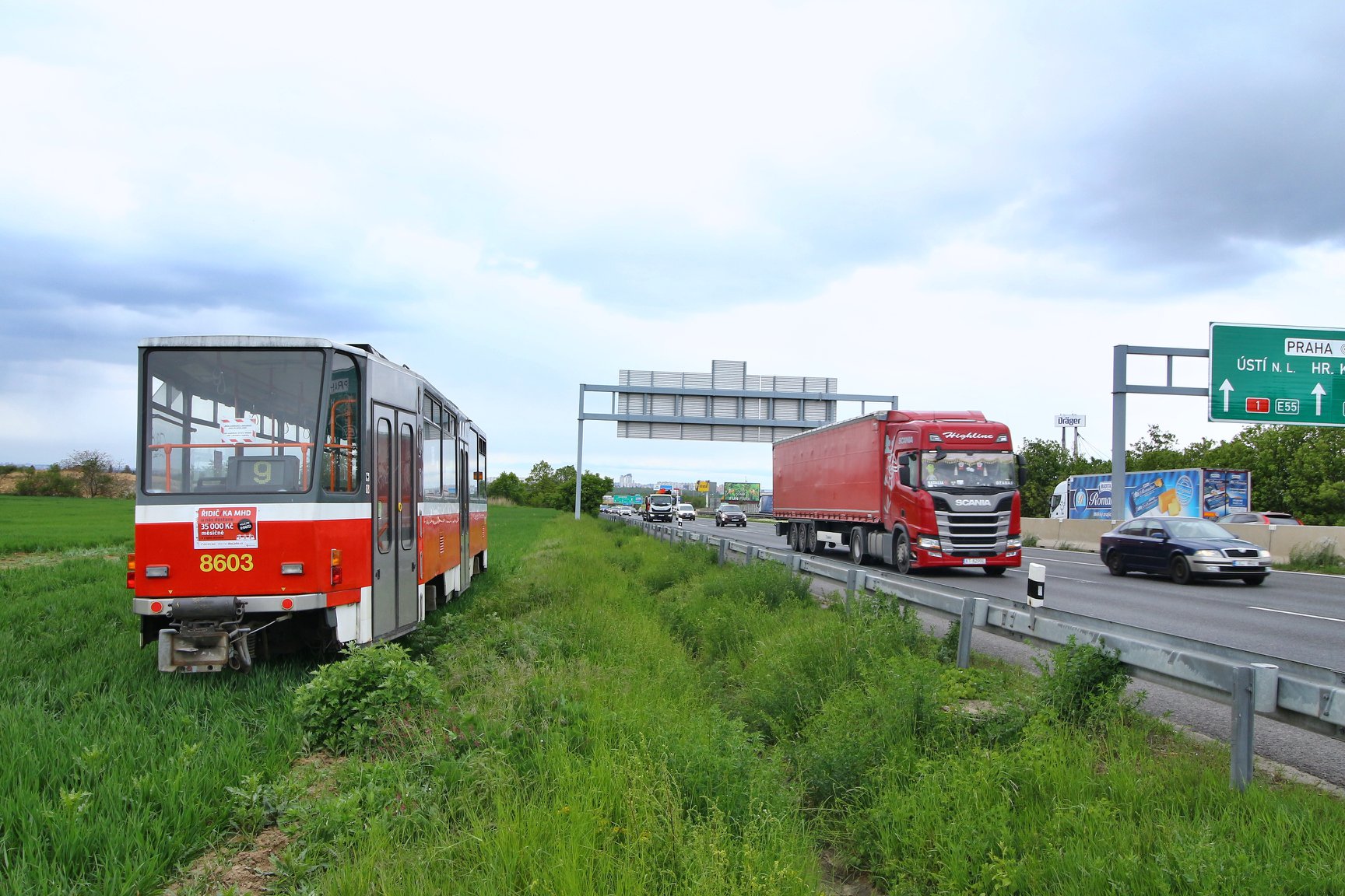 Odstavená tramvaj u D1 v Průhonicích. Foto: Ropid