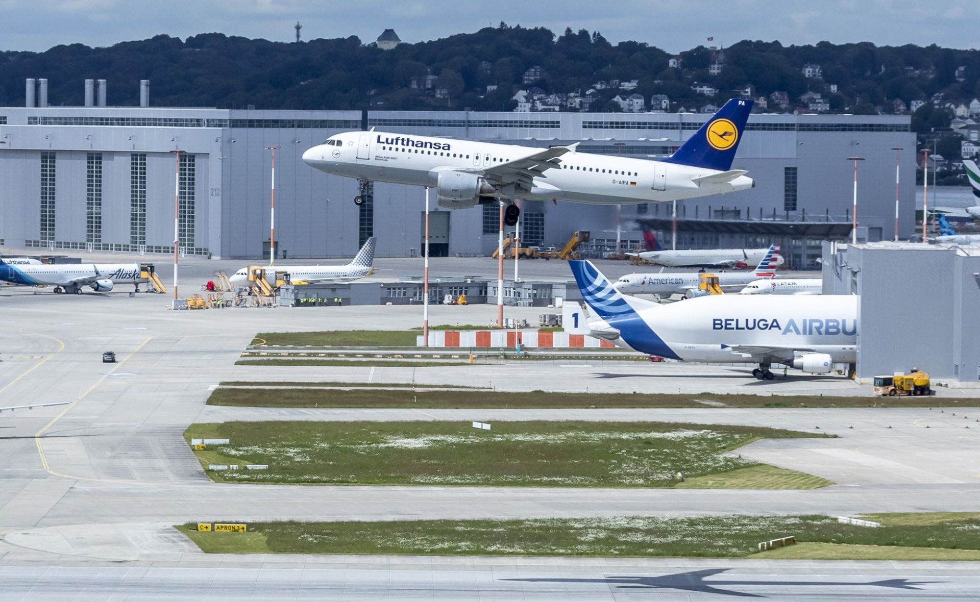 Průlet A320 registrace D-AIPA na závodem Airbusu v Hamburku. Foto: Lufthansa