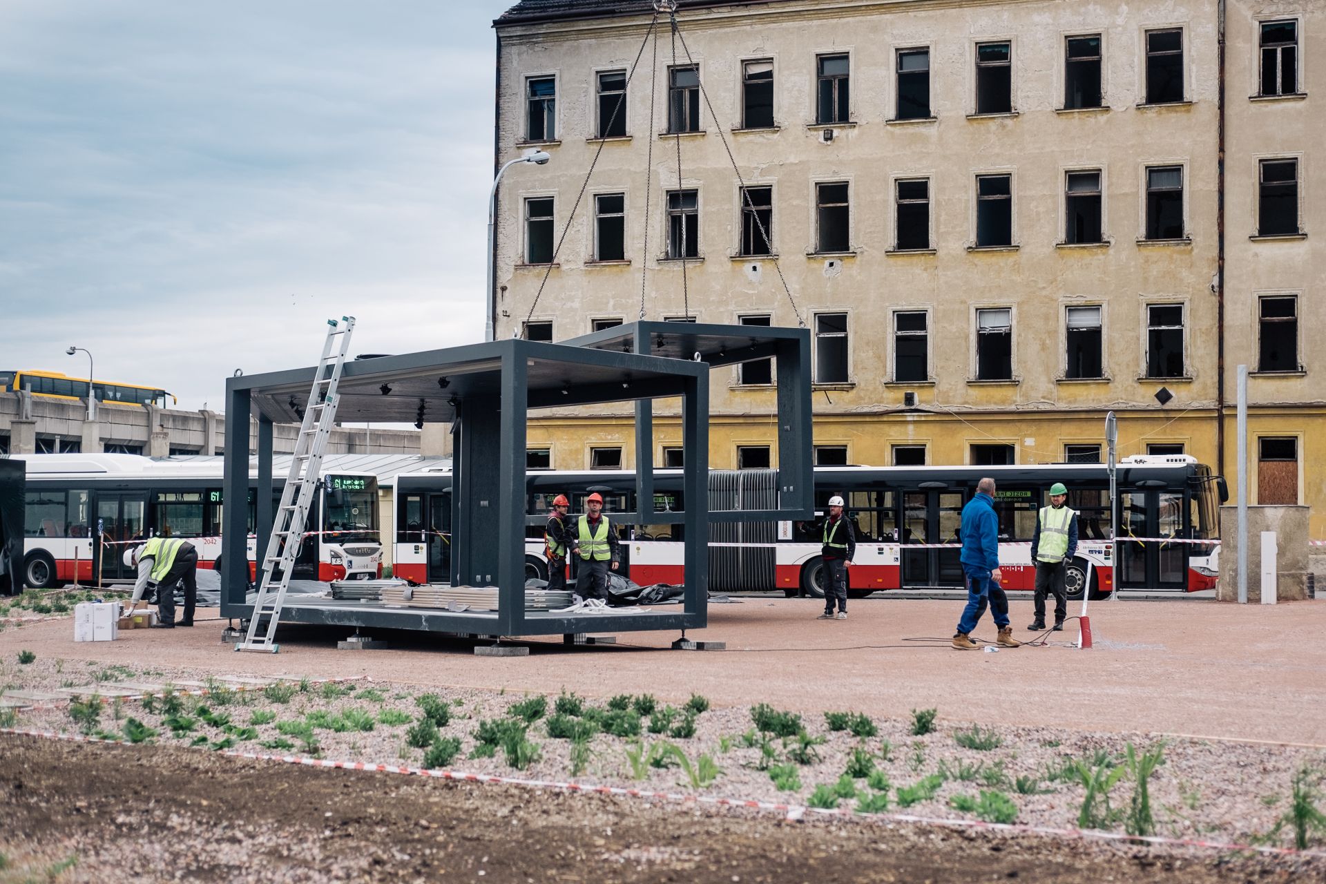 Kontejnerové čekárny před dolním nádražím v Brně. Autor: KAM Brno/Marieta Malíková