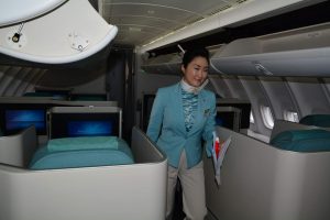 Byznys třída a příprava kabiny v Boeingu 747-8i Korean Air. Foto: Michal Holeček