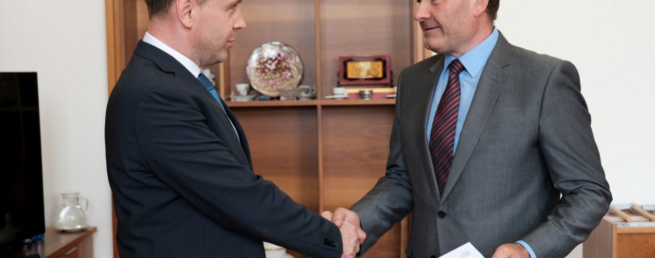 Jmenování Pavola Kováčika (vpravo) Vladimír Kremlíkem. Foto:Ministerstvo dopravy