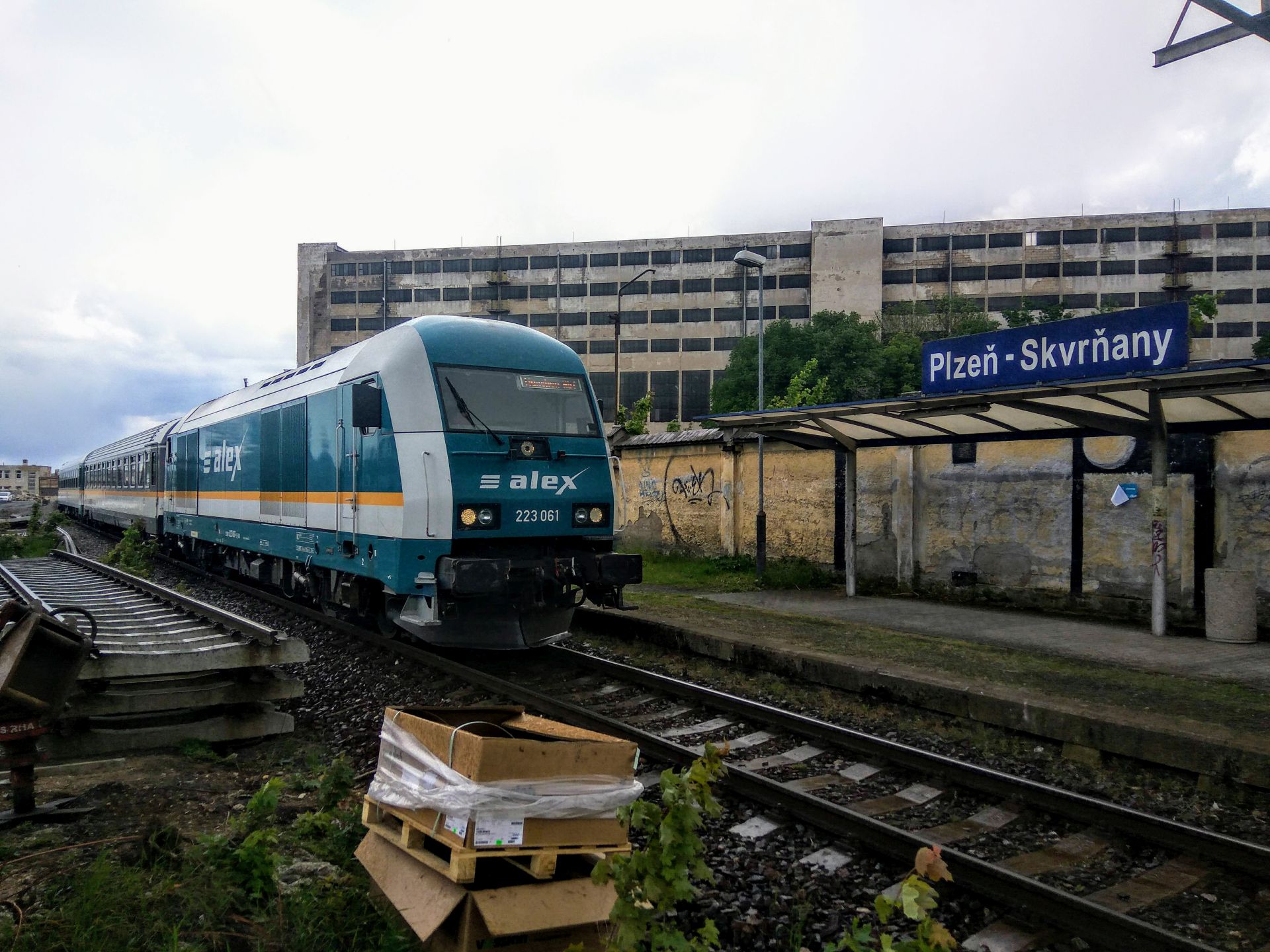 Západní Express do Mnichova projíždí zastávkou Plzeň - Skvrňany. Ta se přesune o pár desítek metrů jinam na novou trať domažlického přesmyku. Foto: Jan Sůra