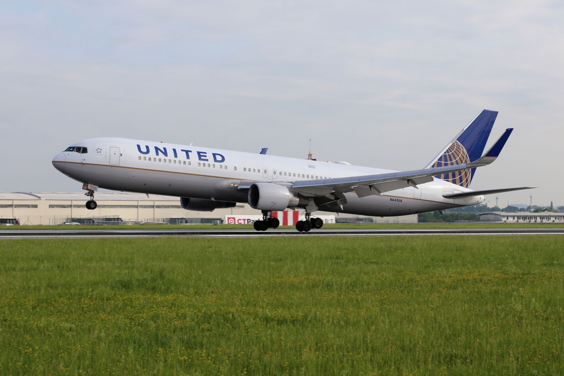 Boeing 767-300 společnosti United Airlines v Praze. Foto: Letiště Praha