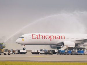 Vodní slavobrána pro let Ethiopian Airlines po příletu z Frankfurtu do Prahy. Foto: Rosťa Kopecký / Flyrosta.com