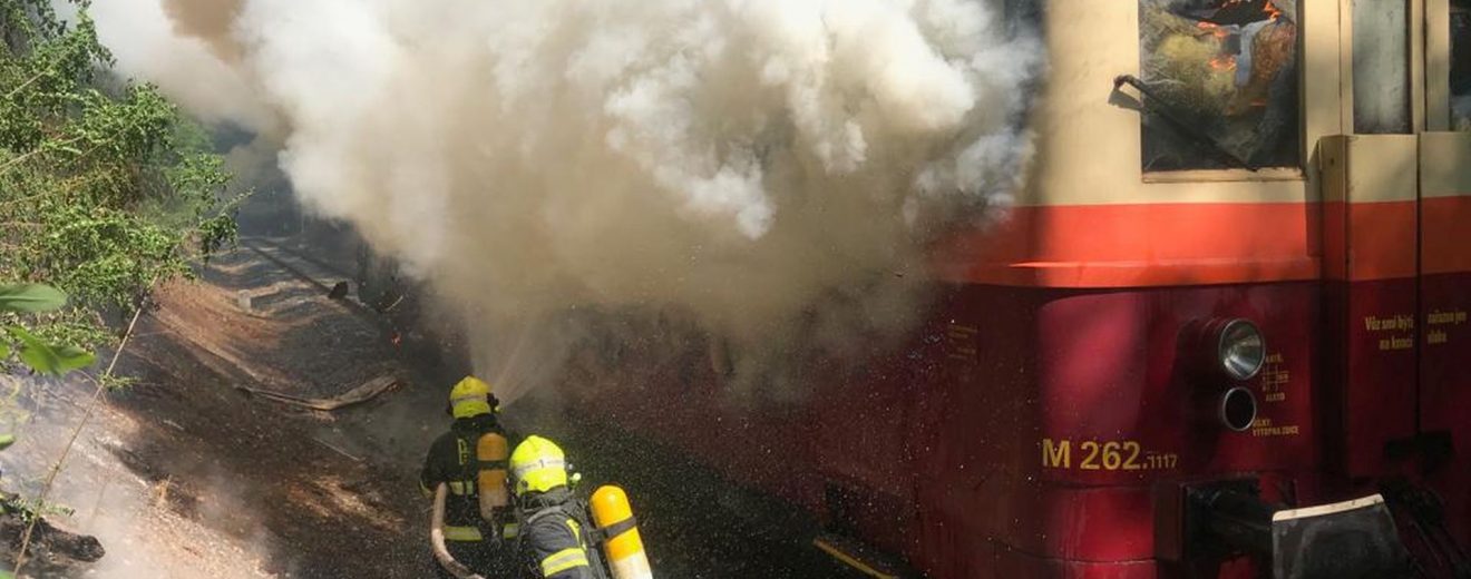 Požár motorového vozu 831 na Pražském Semmeringu. Foto: @hasicipraha