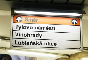 Původní navigační tabule v metru (I.P.Pavlova). Pramen: DPP