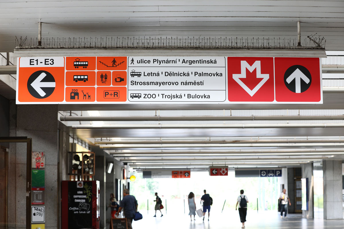 Nová navigační tabule v metru (Nádraží Holešovice). Pramen: DPP