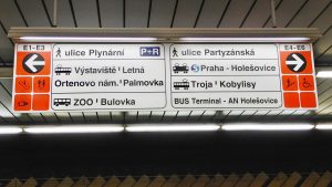 Nová navigační tabule v metru (Nádraží Holešovice). Pramen: DPP