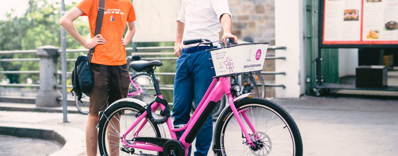 Zakladatel Rekol Vítek Ježek (vlevo) a investor Rekol Ondřej Fryc u nového elektrokola. Foto: Rekola