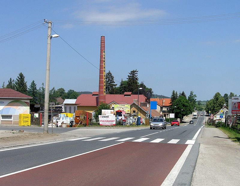 Silnice I/3, Olbramovice. Autor: Pavel Hrdlička, Wikipedia, CC BY-SA 3.0, https://commons.wikimedia.org/w/index.php?curid=40777791