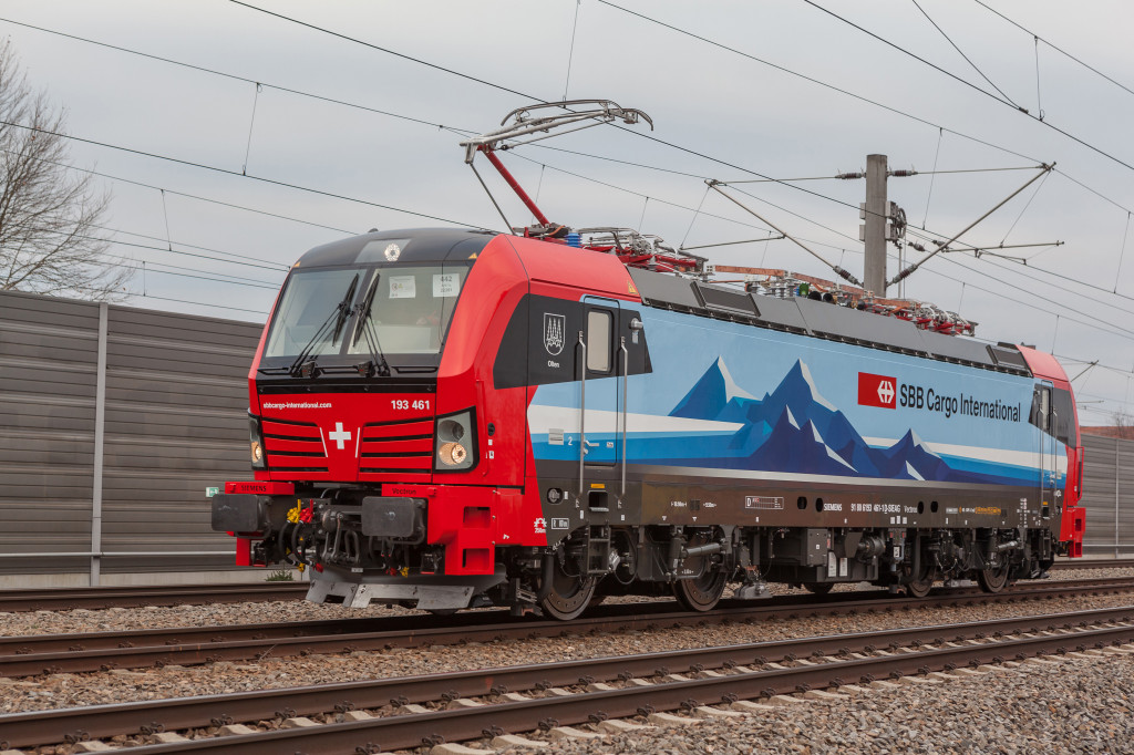 Lokomotiva Siemens Vectron v barvách SBB Cargo Int. Pramen. Siemens