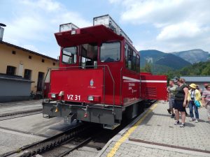 SchafbergBahn má i dvě moderní diesel-elektrické lokomotivy (r.v. 2010 a 2016). Autor: Zdopravy.cz/Jan Šindelář