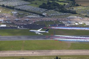 Průlet Boeingu 747 s akrobatickým týmem Red Arrrows. Foto: British Airways