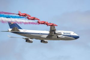Průlet Boeingu 747 s akrobatickým týmem Red Arrrows. Foto: British Airways