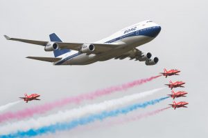 Boeing 747 na letecké přehlídce Royal Air Tattoo v doprovodu Red Arrows. Foto: Ian Gavan/Getty Images