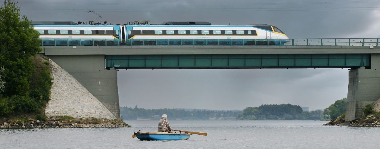 Pendolino na mostě přes vodní nádrž Jesenice u Chebu. Foto: České dráhy