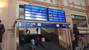 Změna orientačního systému na plzeňském nádraží v praxi. Foto: Aleš Petrovský