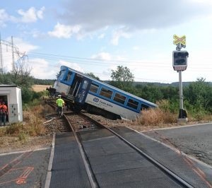 Nehoda na železničním přejezdu mezi Petrovicemi a Příčinou na Rakovnicku. Foto: Drážní inspekce
