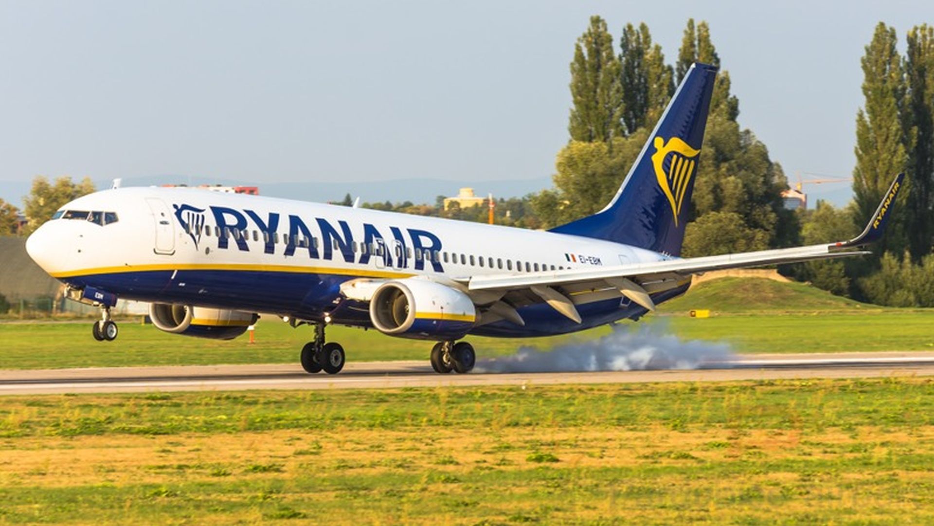 Boeing 737-800 společnosti Ryanair přistává v Pardubicích. Foto: Letiště Pardubice