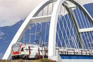 Vlak švýcarských železnic na novém mostě přes Rhonu na hranicích mezi kantony Vaud a Wallis u města Massongex. Foto: Valentin Flauraud / SBB