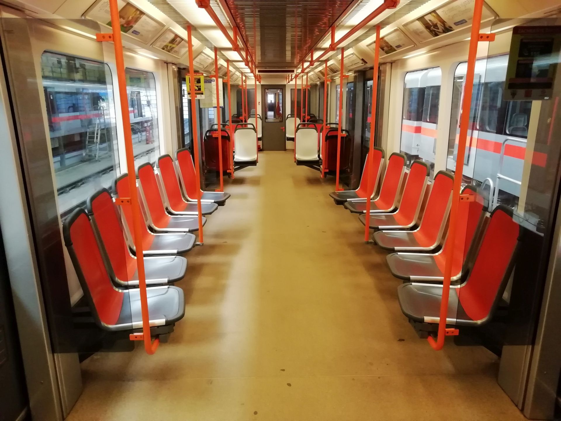 Interiér soupravy metra C s novými sedačkami od firmy Ruspa. Foto: Lukáš Hampacher / DPP