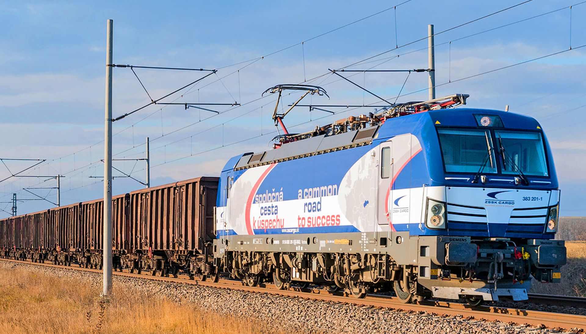 Lokomotiva Siemens Vectron v čele nákladního vlaku ZSSK Cargo. Foto: ZSSK Cargo