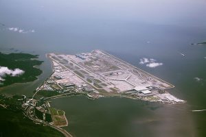 Letiště v Hongkongu. By Wylkie Chan - Wylkie Chan, CC BY-SA 3.0, https://commons.wikimedia.org/w/index.php?curid=11251117