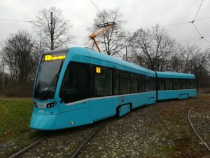 Tramvaj Stadler Tango NF2 na tramvajové smyčce Výstaviště v Ostravě. Foto: Gruntz0101/Wikimedia Commons
