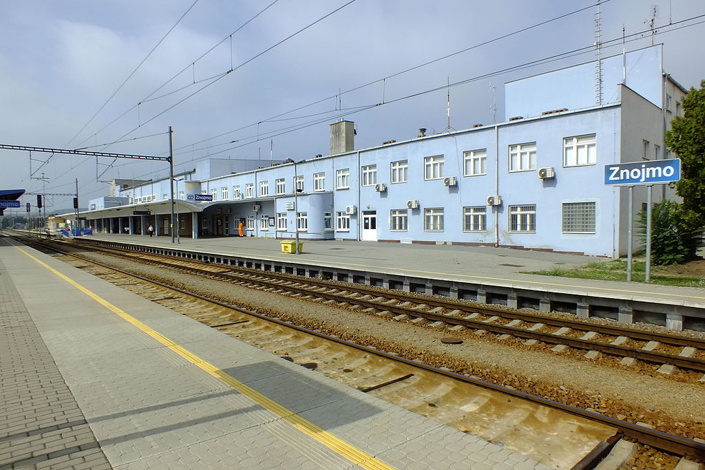 Železniční stanice Znojmo. Autor: Vojtěch Dočkal – Vlastní dílo, CC BY-SA 4.0, https://commons.wikimedia.org/w/index.php?curid=42953091