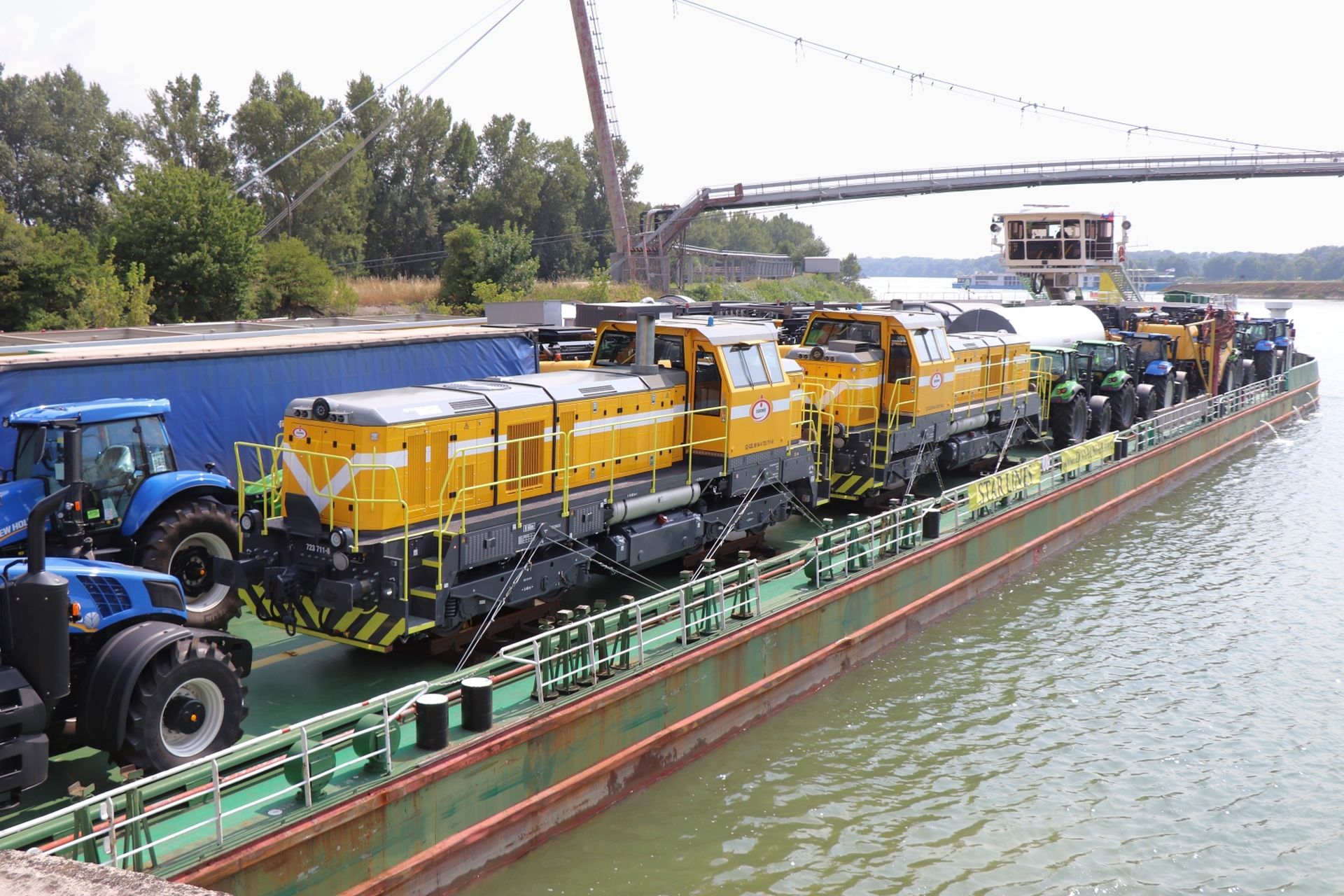 Lokomotivy na lodi plující po Dunaji v Bratislavě, vodní dopravu firma využila až do Ruse. Foto. CZ LOKO