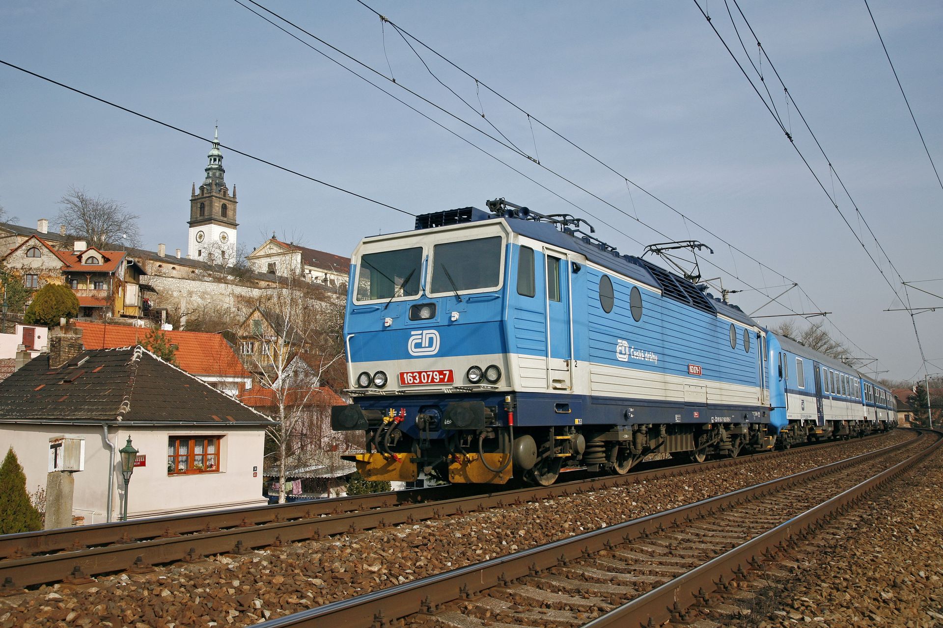 Lokomotiva řady 163 v čele osobního vlaku v Litoměřicích na pravobřežní trati z Lysé nad Labem do Děčína. Foto: České dráhy