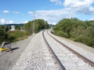 Opravená trať u obce Skláře na Mariánskolázeňsku. Pramen: SŽDC