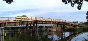 Starý most typu Bailey (v pozadí) a dočasná lávka pro pěší. Autor: ŘVC